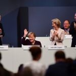 Los delegados del congreso de la CDU aplauden a Angela Merkel, que cumple hoy 14 años como canciller