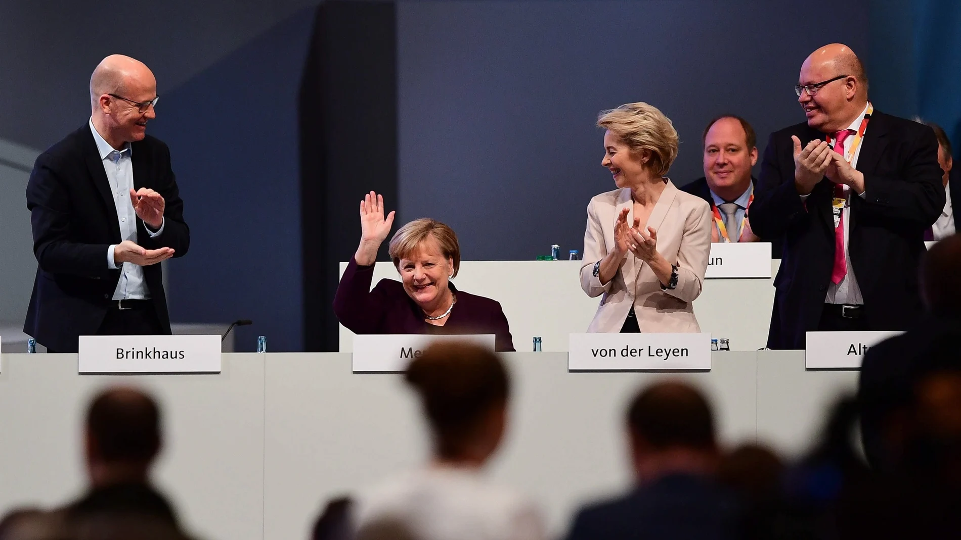 Los delegados del congreso de la CDU aplauden a Angela Merkel, que cumple hoy 14 años como canciller