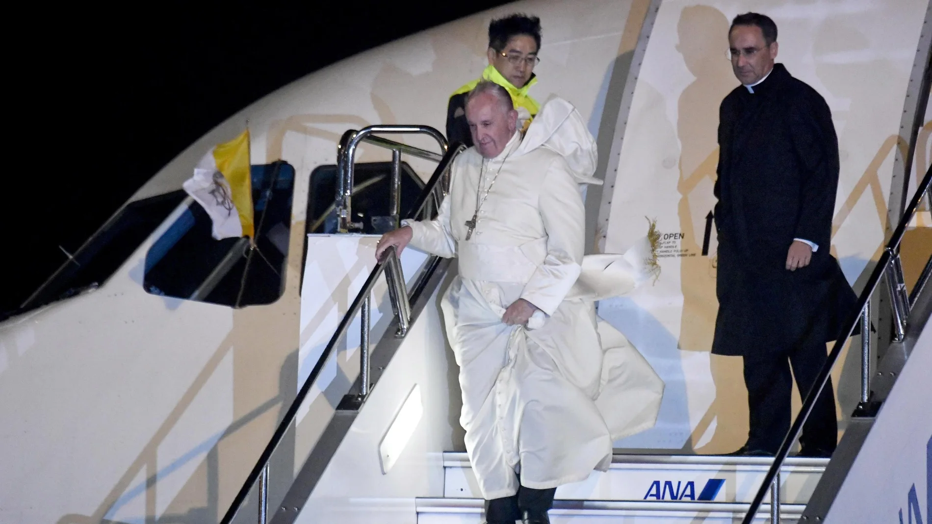 El Ppa Francisco a su llegada al aeropuerto de Haneda en Tokio