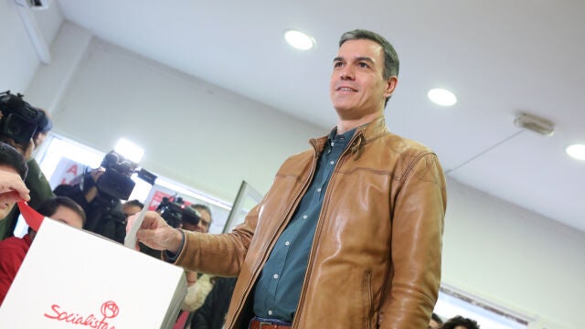 El presidente del Gobierno en funciones, Pedro Sánchez, vota en la consulta a la militancia del PSOE