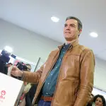 El presidente del Gobierno en funciones, Pedro Sánchez, vota en la consulta a la militancia del PSOE