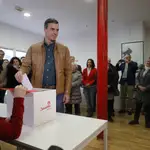 Pedro Sánchez vota en la sede socialista de Pozuelo de Alarcón
