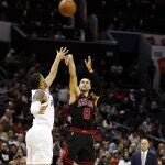 Zach Lavine anota uno de los 13 triples ante los Hornets