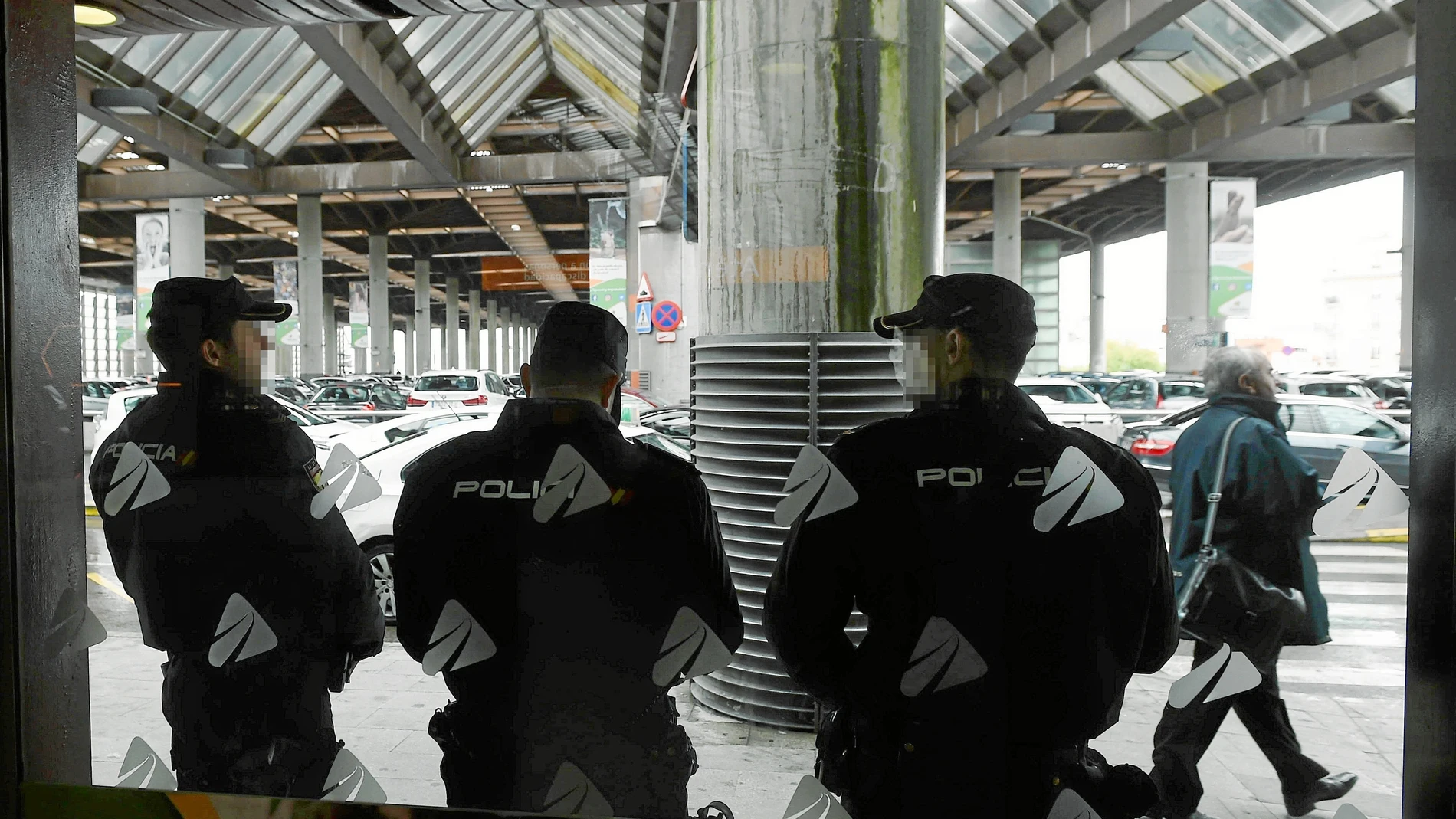 Agentes de la Policía Nacional en labores de vigilancia en la madrileña estación de Atocha, uno de los puntos neurálgicos de la capital de España