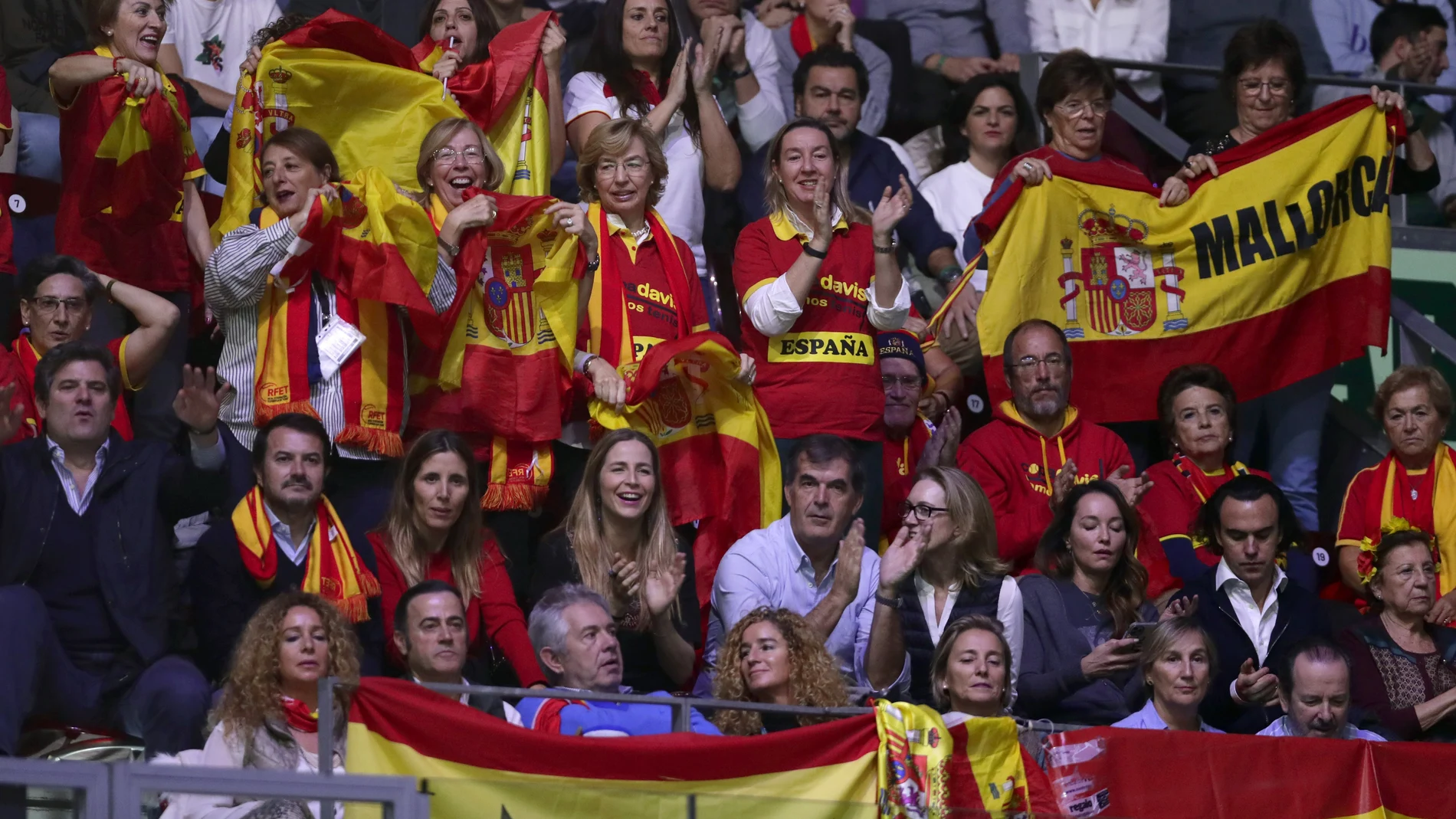 La afición española animando en la Caja Mágica