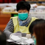 Recuento de votos en las elecciones del consejo de Hong Kong (China) - REUTERS