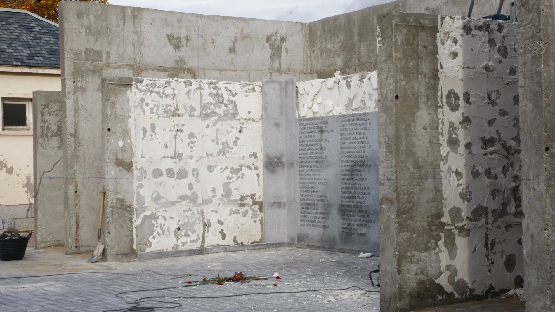 Las placas con los nombres de los fusilados ya están siendo retiradas del monumento. Los muros volverán a su estado original / Catalina O. Salas