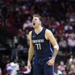 Doncic celebra uno de los triples que anotó en el último partido ante los Rockets