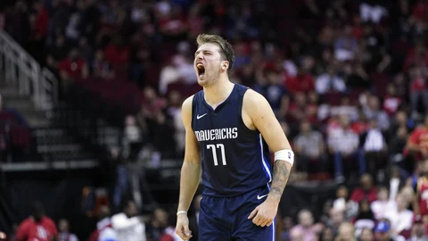 Doncic celebra uno de los triples que anotó en el último partido ante los Rockets