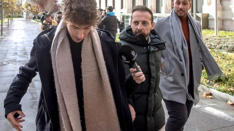 Victor Rodríguez y Carlos Cuadrado (idos de los acusados de agresión sexual a una menor, a su salida de la Audiencia Provincial de Burgos tras la tercera sesión de la vista oral del llamado caso Arandina.
