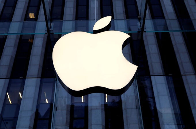 El logo de Apple en su tienda de la Quinta Avenida, en Manhattan