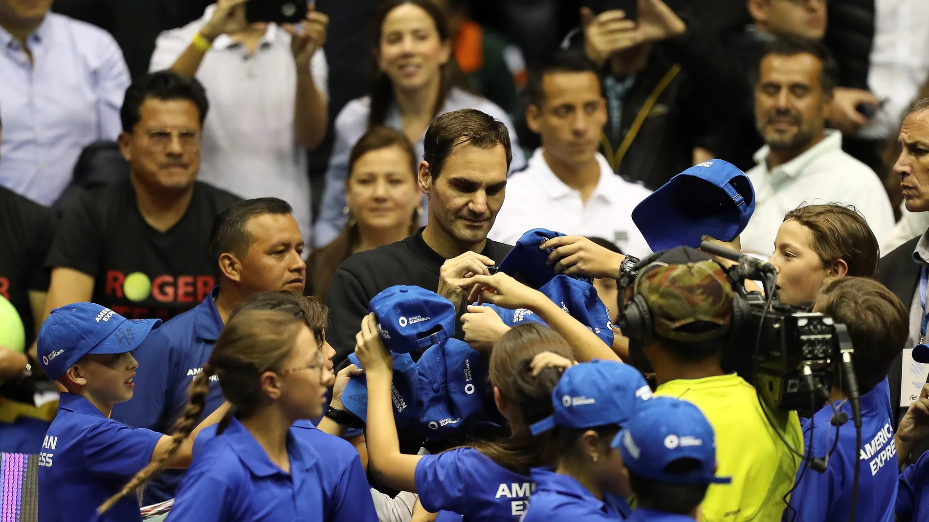 Federer da una divertida cátedra de tenis y vence al alemán Zverev en Quito