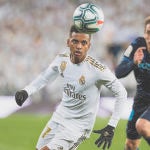 El delantero del Real Madrid Rodrygo (i) persigue el balón durante el partido ante la Real Sociedad, correspondiente a la décimo cuarta jornada de LaLiga Santander disputada en el Estadio Santiago Bernabéu.