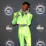 Los Angeles (United States), 24/11/2019.- US rapper Lil Nas X poses with his award in the press room during the 2019 American Music Awards at Microsoft Theater L.A. LIVE in Los Angeles, California, USA, 24 November 2019. (Estados Unidos) EFE/EPA/NINA PROMMER