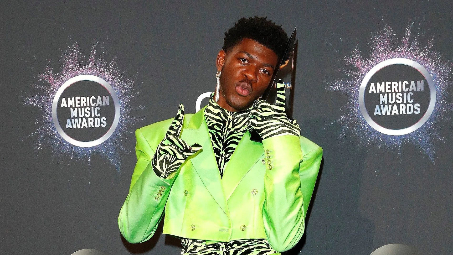 Los Angeles (United States), 24/11/2019.- US rapper Lil Nas X poses with his award in the press room during the 2019 American Music Awards at Microsoft Theater L.A. LIVE in Los Angeles, California, USA, 24 November 2019. (Estados Unidos) EFE/EPA/NINA PROMMER