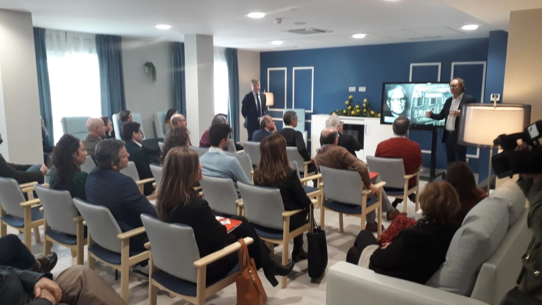 El director del colegio, Sigifredo Crego explica la historia del centro que alberga la residencia de Clece en Salamanca