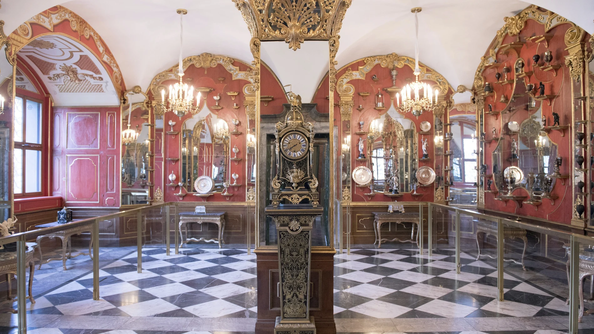 Esta foto de archivo muestra una parte de la colección de la sala de la plata blanca del museo de la Bóveda Verde de Dresde, uno de los museos más antiguos del mundo y que alberga tesoros de incalculable valor
