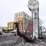 Una escultura en la plaza de los mártires de Beirut contra la clase política