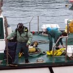El Grupo Especial de Actividades Subacuáticas (Geas) han conseguido extraer un fardo con droga del interior del submarino