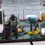  Un buzo de la Guardia Civil accede al ‘narcosubmarino’ hundido en Pontevedra y extrae un fardo de droga