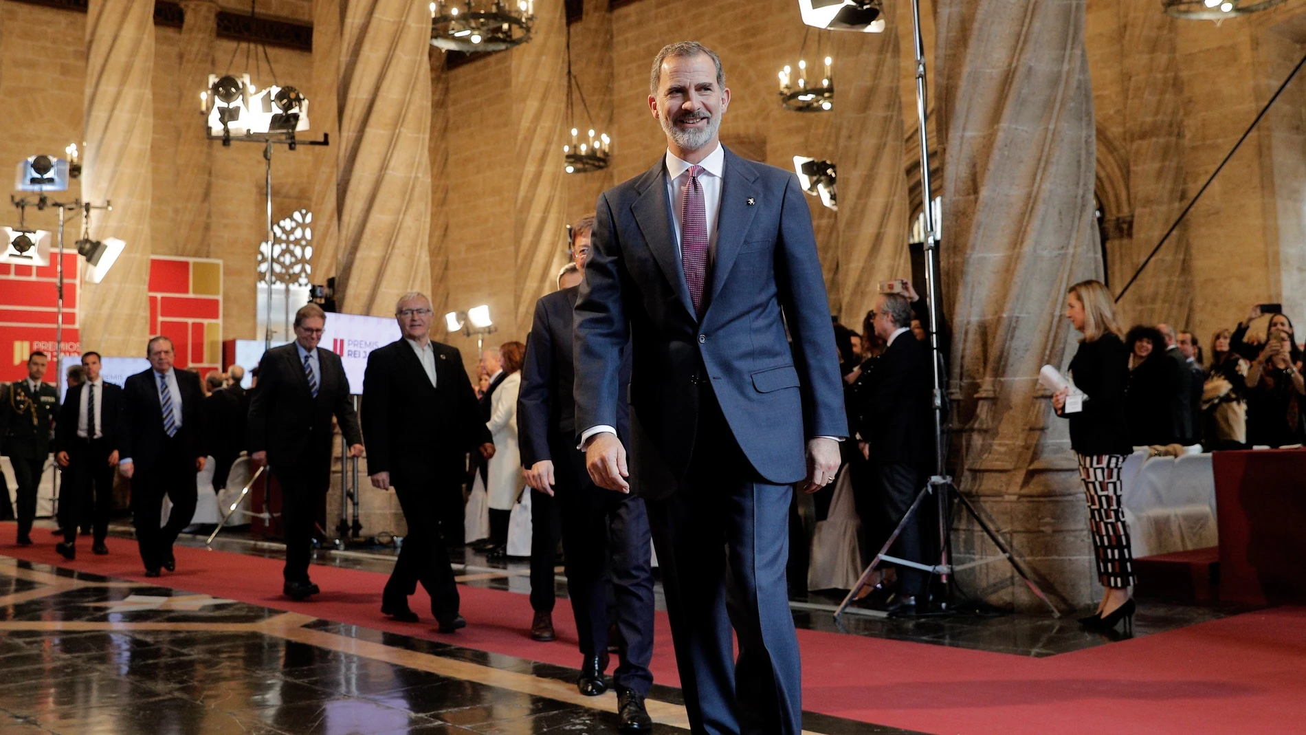 El Rey Felipe VI tras entregar, en la Lonja de Valencia, los Premios Jaime I en el año 2019