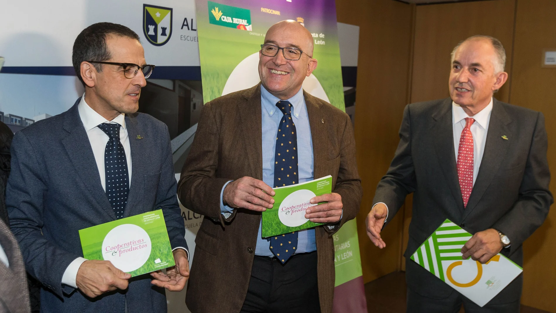 El consejero de Agricultura, Ganadería y Desarrollo Rural, Jesús Julio Carnero, y el presidente de Urcacyl, Fernando Antúnez, en la presentación del Catálogo de Productos Agroalimentarios de las Cooperativas de Castilla y León