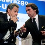 El ex presidente del Gobierno José María Aznar y el ex jefe del Ejecutivo francés, Nicolas Sarkozy, conversan en la Universidad Francisco de Vitoria