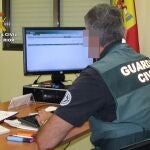 La mujer del detenido encontró varios USB en su mochila