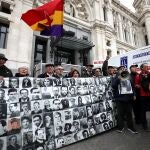 Manifestantes, esta mañana, a las puertas del Palacio de Cibeles. / Foto: Rubén Mondelo