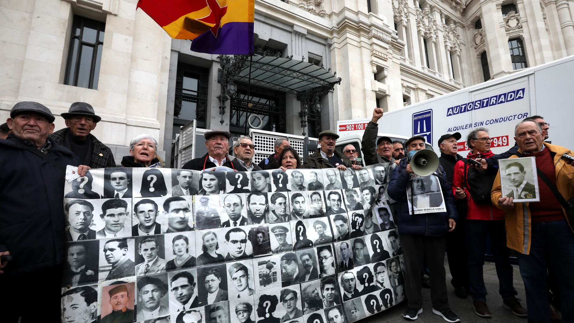 Manifestantes, esta mañana, a las puertas del Palacio de Cibeles. / Foto: Rubén Mondelo