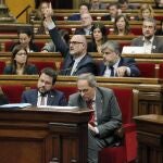 El presidente de la Generalitat, Quim Torra (primer término), ayer en el pleno junto a Pere Aragonès.