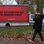 Pancarta de protesta contra el antisemitismo en Londres