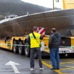 El 'narcosubmarino' hundido el pasado domingo en la Ría de Aldán (Cangas), reflotado.