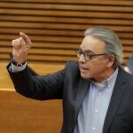 El portavoz del grupo parlamentario socialista, Manuel Mata, interviene ante el Pleno de Les Corts