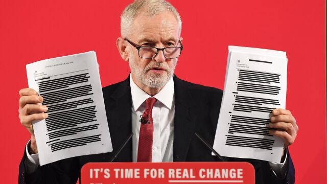 El líder del Partido Laborista, Jeremy Corbyn, este miércoles con los documentos redactados a partir de conversaciones secretas entre el Gobierno británico y el estadounidense sobre el sistema público de salud británico, conocido como NHS