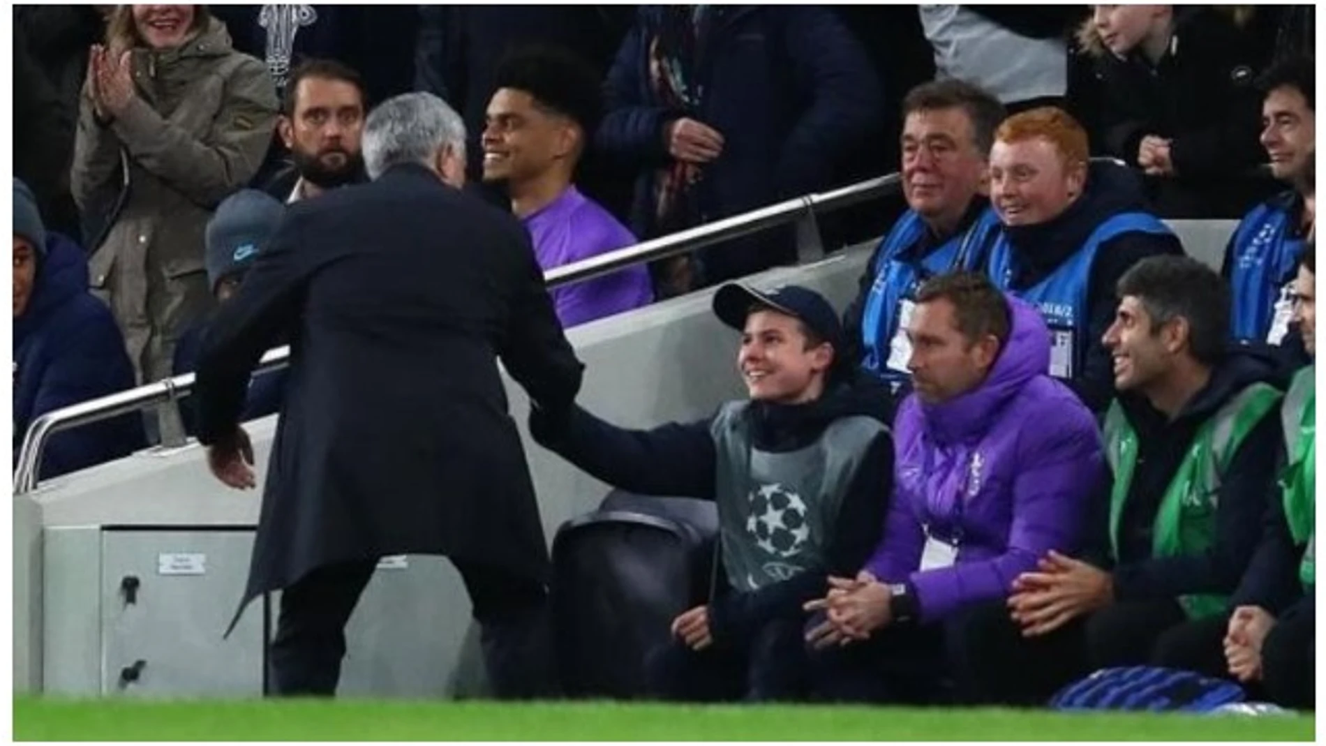 Mourinho saluda al recogepelotas que le ayudó a remontar