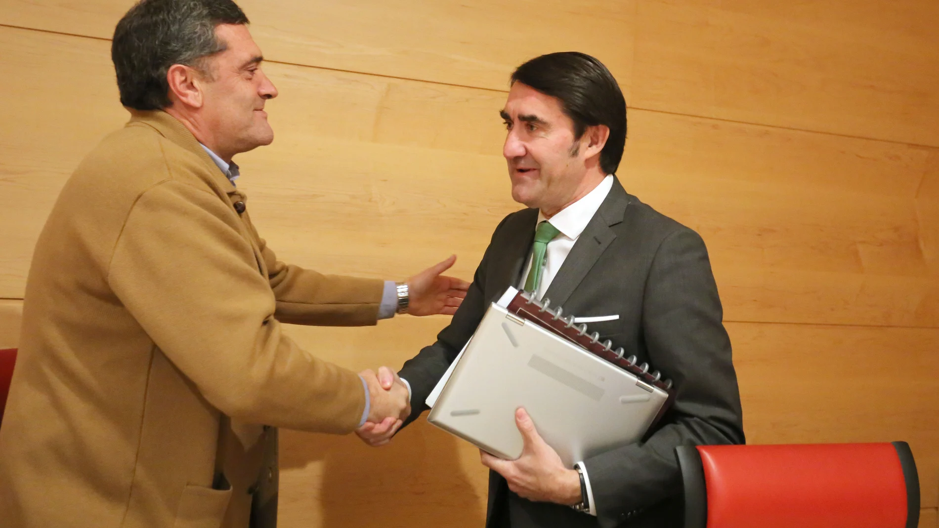 El consejero de Fomento y Medio Ambiente, Juan Carlos Suárez-Quiñones, saluda al procurador de Por Ávila, Pedro Pascual
