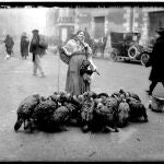Una vendedora de pavos en la plazuela de Santa Cruz, en Madrid, en la Navidad de 1925. Es una de las muchas imágenes que podrían haber hecho tanto el padre como el hijo