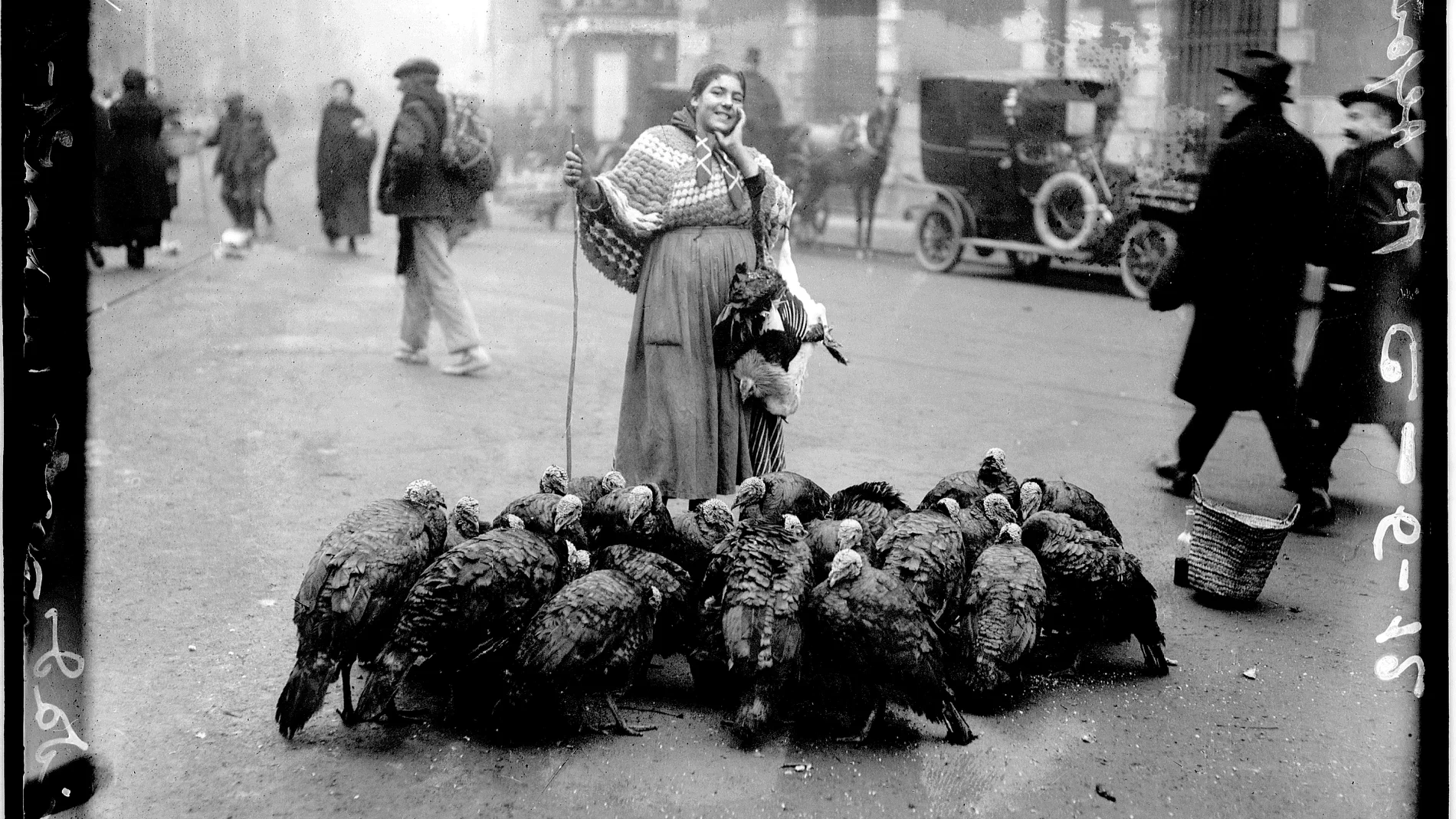 Una vendedora de pavos en la plazuela de Santa Cruz, en Madrid, en la Navidad de 1925. Es una de las muchas imágenes que podrían haber hecho tanto el padre como el hijo