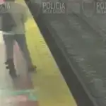  Un joven cae a las vías del metro porque iba mirando el móvil