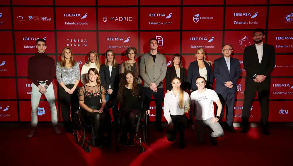 Grupo olímpico y paralímpico junto a Luis Gallego, presidente de Iberia, y Jorge Garbajosa, presidente de la FEB