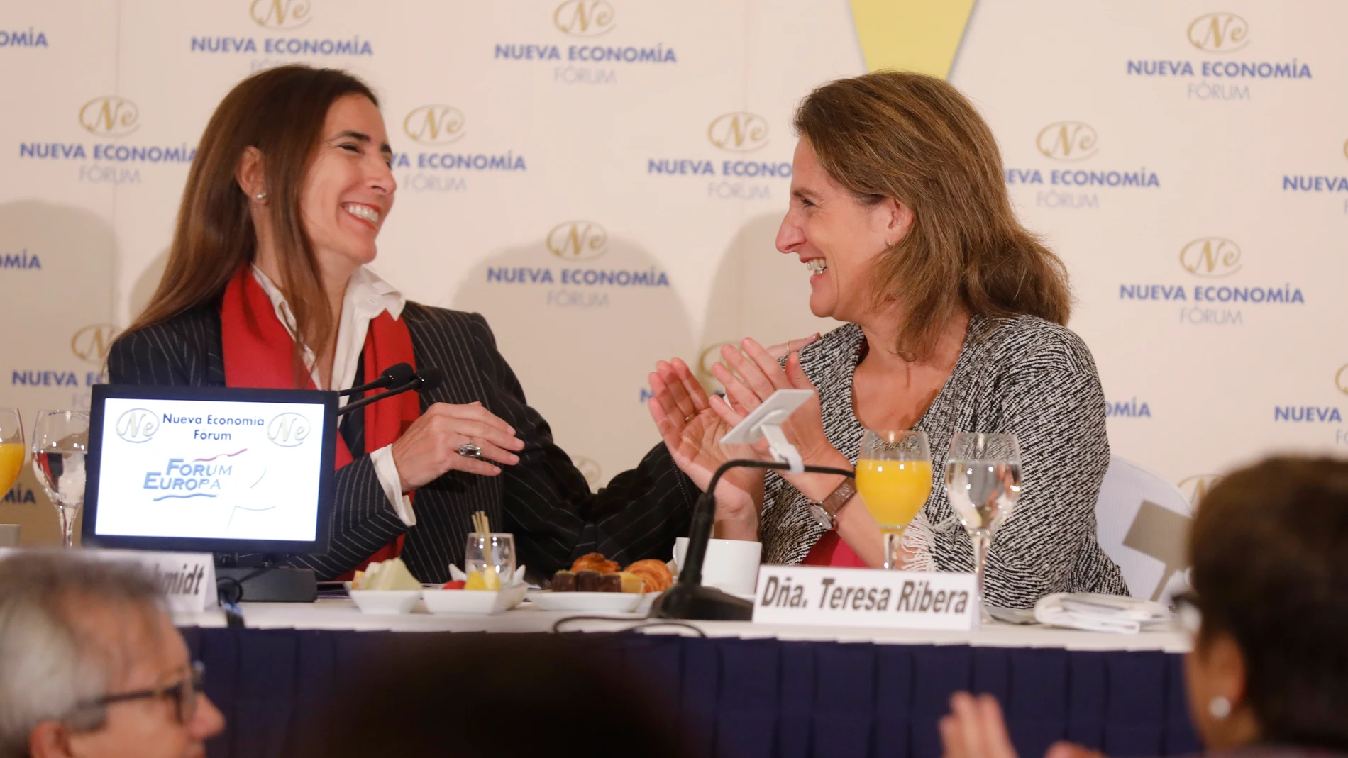 La ministra para la Transición Ecológica en funciones, Teresa Ribera (a la derecha), y su homóloga chilena, Carolina Schmidt, ayer, en un desayuno de Fórum Europa