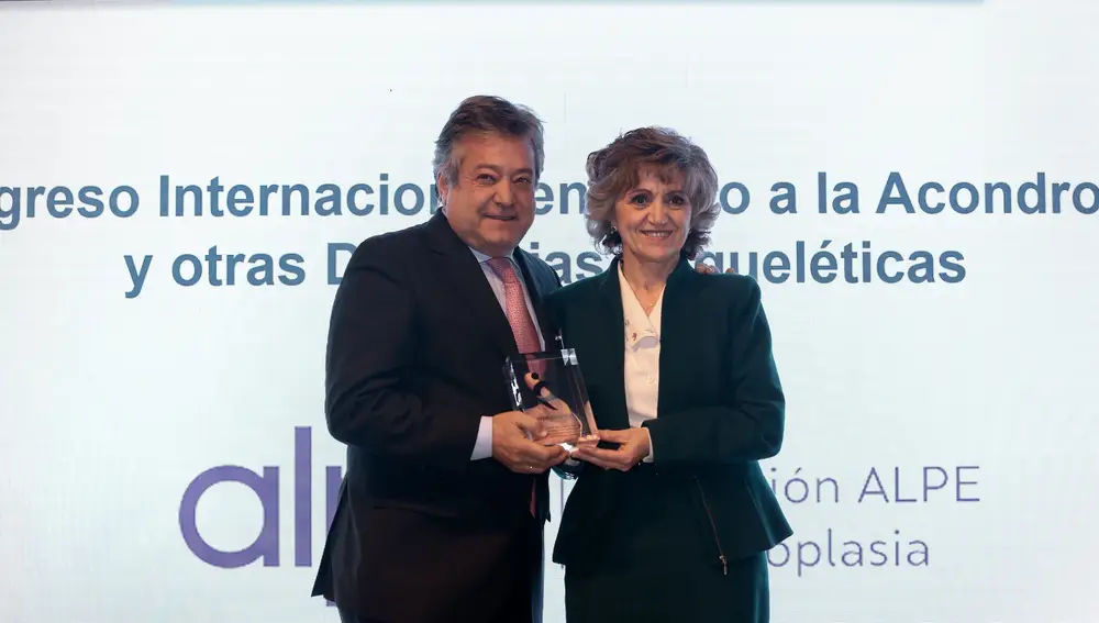 V Edición de los Premios Somos Pacientes, de Farmaindustria, María Luisa Carcedo entrega el galardón a la Fundación ALPE Acondroplasia |Cristina Bejarano.