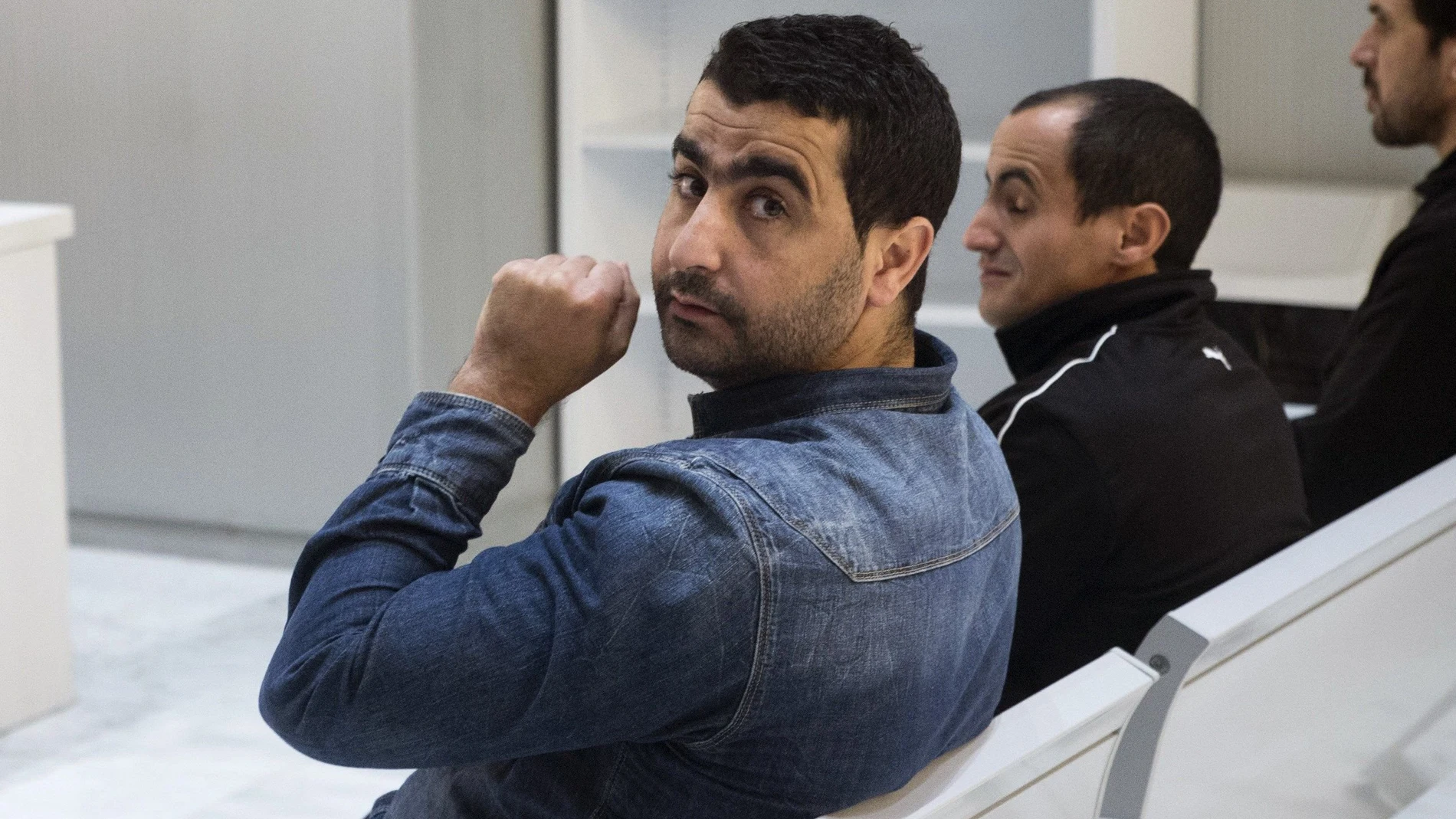 Los tres acusados de integrar una banda terrorista y de cometer un atropellamiento masivo en la zona peatonal y céntrica de Madrid, Mustaphá el F., Mohsin y Anouar, detenidos el pasado 5 de diciembre de 2017 y enviados a prisión provisional dos días después, se sientan en el banquillo en la sección segunda de la Sala de lo Penal de la Audiencia Nacional.