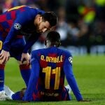 Messi conversa con Dembélé tras la lesión del francés en el partido contra el Dortmund