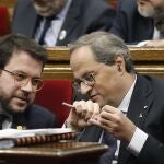 Quim Torra, y su vicepresidente, Pere Aragonés (i), durante la sesión de control al gobierno catalán en el pleno del Parlament,