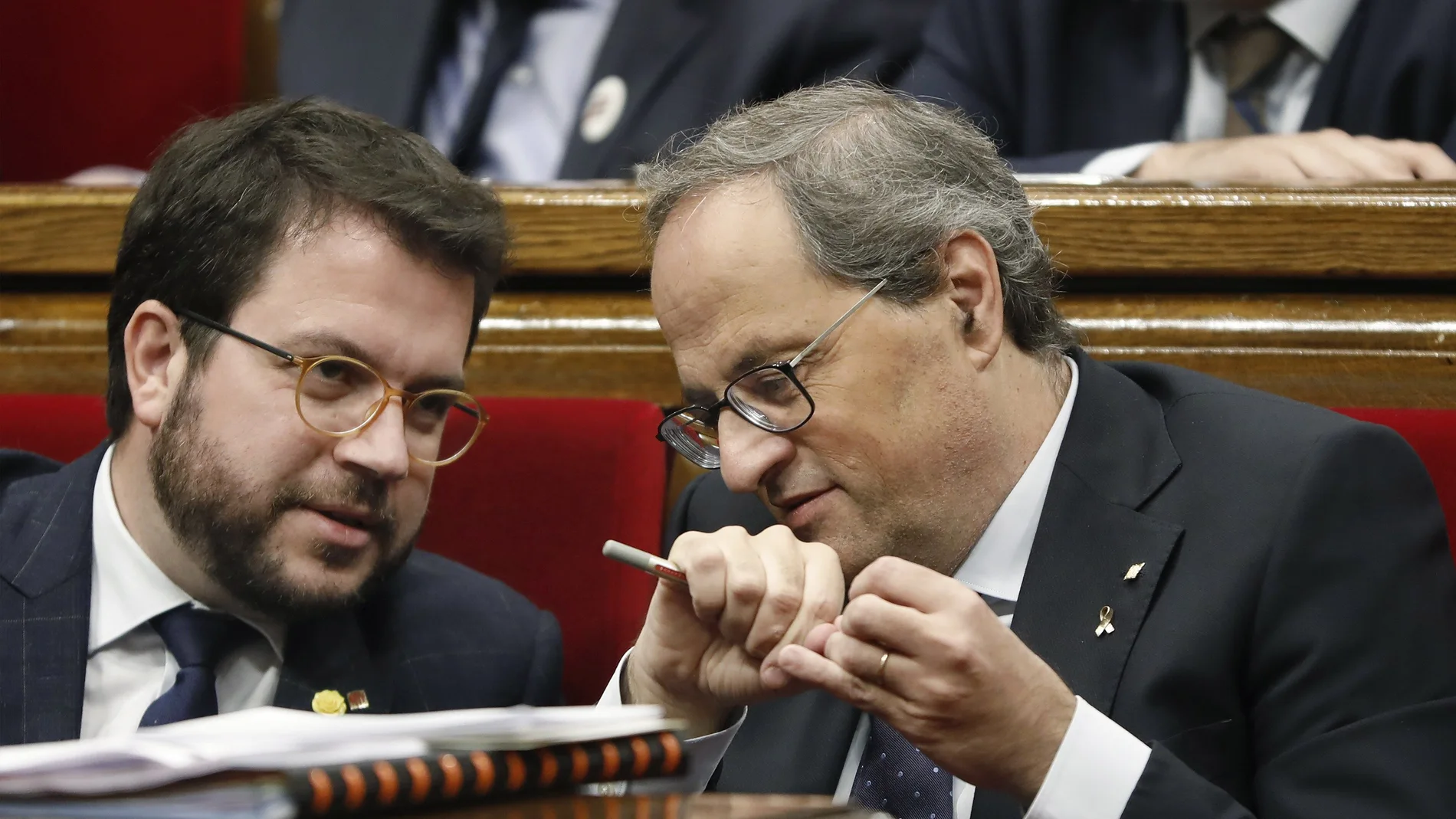 Quim Torra, y su vicepresidente, Pere Aragonés (i), durante la sesión de control al gobierno catalán en el pleno del Parlament,