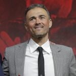 Luis Enrique posa con la camiseta de la selección