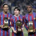 Ronaldinho, que ganó el FIFA World Player en 2005, y Eto'o, que fue tercero, escoltan a Messi, que ese año se llevó el Golden Boy / Ap