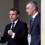 El presidente francés, Emmanuel Macron, junto al secretario general de la OTAN, Jens Stoltenberg, el pasado jueves en París